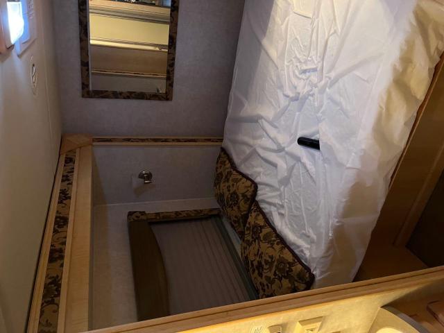 Photo 9 from auction – 2004 WORKHORSE CUSTOM CHASSIS MOTORHOME with VIN 5B4LP57G643395563