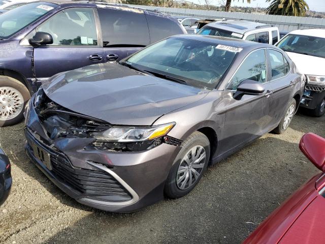 TOYOTA CAMRY LE 2022 with VIN 4T1C31AK0NU572885 - Photo from auction