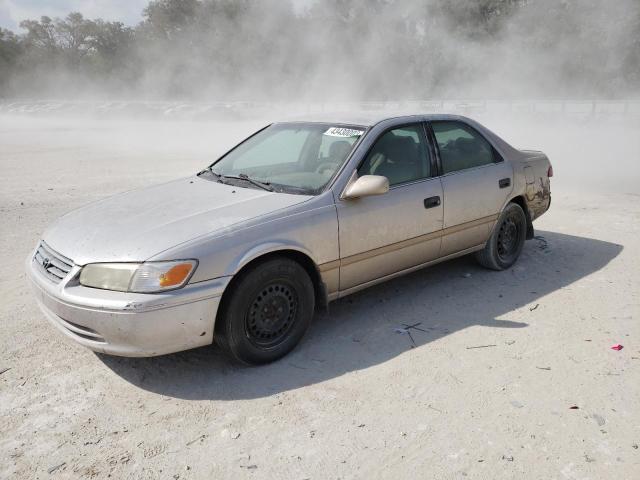 TOYOTA CAMRY LE 2000 with VIN 4T1BF28K2YU946240 - Photo from auction