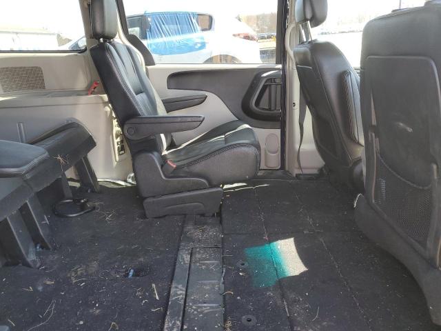 Photo 11 from auction – 2016 CHRYSLER TOWN & COU with VIN 2C4RC1BG1GR165540