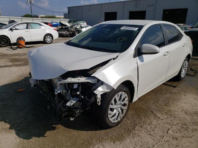 TOYOTA COROLLA L 2018 con VIN 5YFBURHEXJP768304 - Foto de la subasta