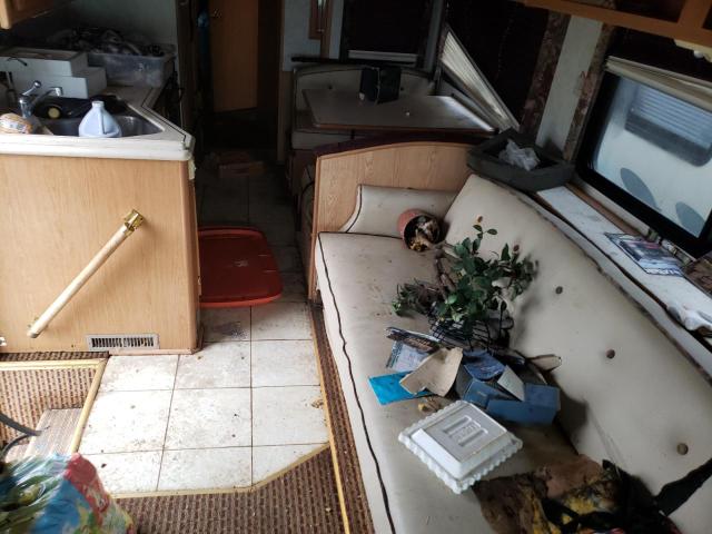 Photo 9 from auction – 1999 FLEE RV with VIN 1GBLP37J9W3318218