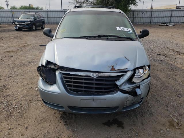 Photo 5 from auction – 2005 CHRYSLER TOWN & COU with VIN 2C4GP54L45R383501