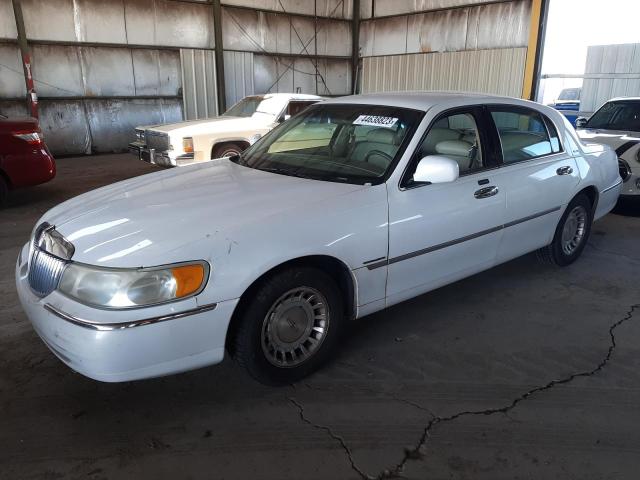 LINCOLN TOWN CAR E 2000 with VIN 1LNHM81W2YY836961 - Photo from auction