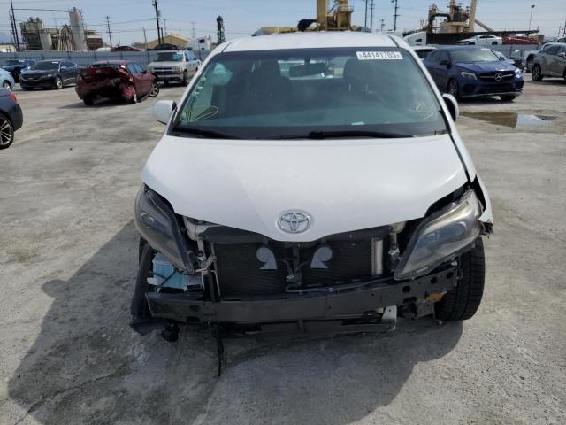 Photo 5 from auction – 2017 TOYOTA SIENNA SE with VIN 5TDXZ3DC7HS884554