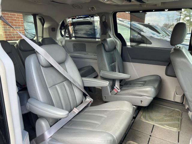 Photo 6 from auction – 2010 CHRYSLER TOWN & COU with VIN 2A4RR5DX5AR149085