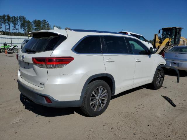 Photo 3 from auction – 2017 TOYOTA HIGHLANDER with VIN 5TDKZRFHXHS196182