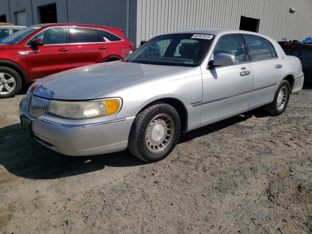 LINCOLN TOWN CAR E 2000 with VIN 1LNHM81W9YY787368 - Photo from auction