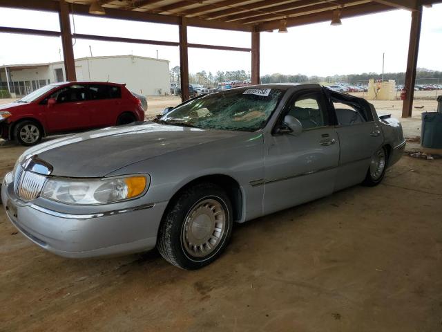 LINCOLN TOWN CAR E 2000 with VIN 1LNHM81W5YY890724 - Photo from auction