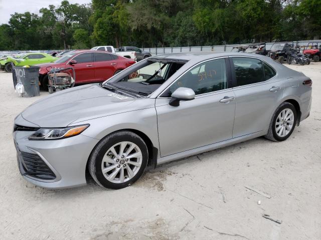 TOYOTA CAMRY LE 2022 with VIN 4T1C11AK2NU033352 - Photo from auction