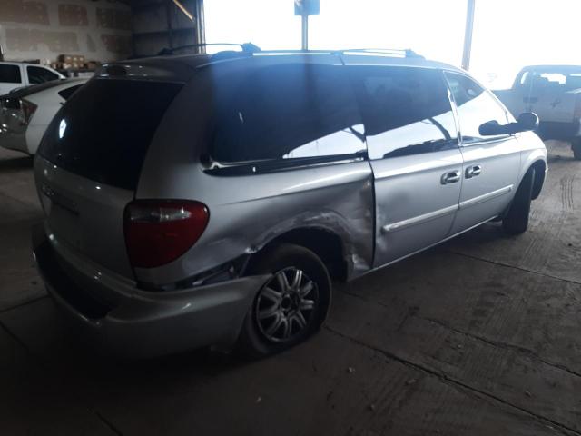 Photo 3 from auction – 2005 CHRYSLER TOWN & COU with VIN 2C4GP54L85R327187