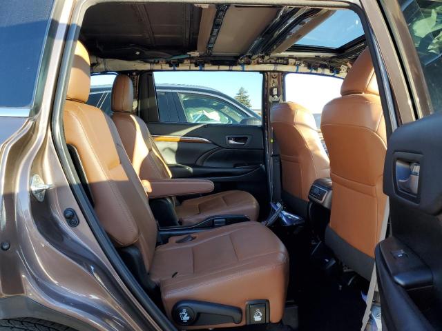 Photo 11 from auction – 2018 TOYOTA HIGHLANDER with VIN 5TDYZRFH1JS266717