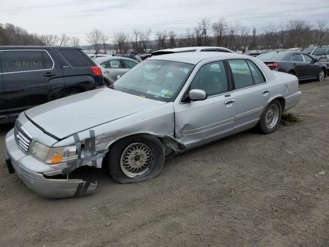 FORD CROWN VICT 2000 with VIN 2FAFP74W0YX123281 - Photo from auction