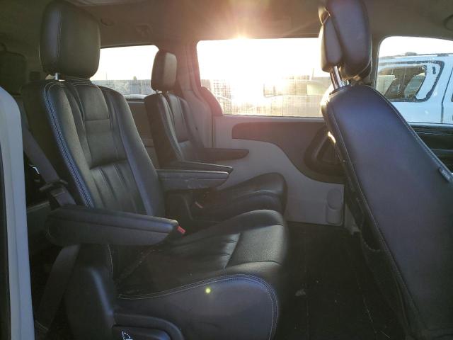 Photo 11 from auction – 2016 CHRYSLER TOWN & COU with VIN 2C4RC1BG5GR301071