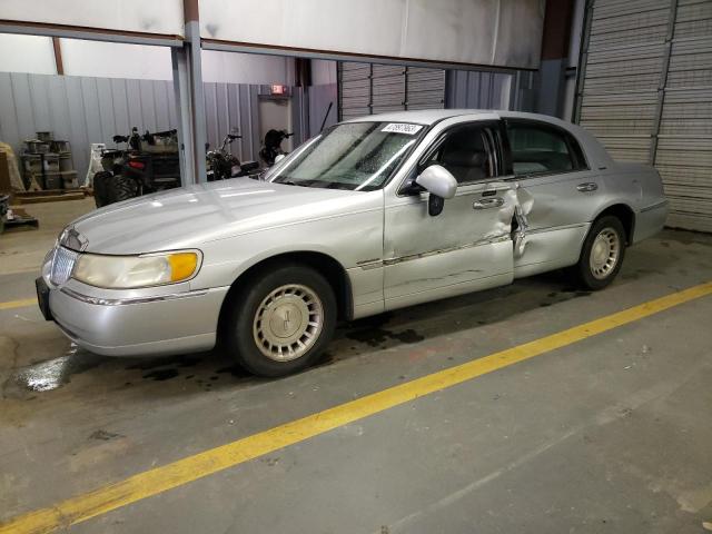 LINCOLN TOWN CAR E 2000 with VIN 1LNHM81WXYY836769 - Photo from auction