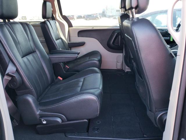 Photo 11 from auction – 2015 CHRYSLER TOWN & COU with VIN 2C4RC1BG6FR514433