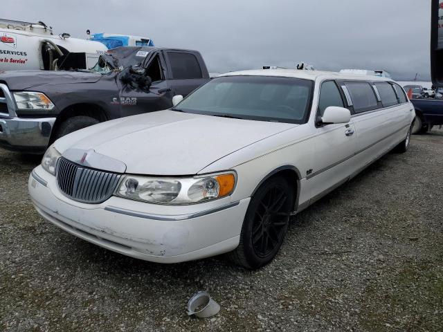 LINCOLN TOWN CAR E 2000 with VIN 1L1FM81W2YY798737 - Photo from auction