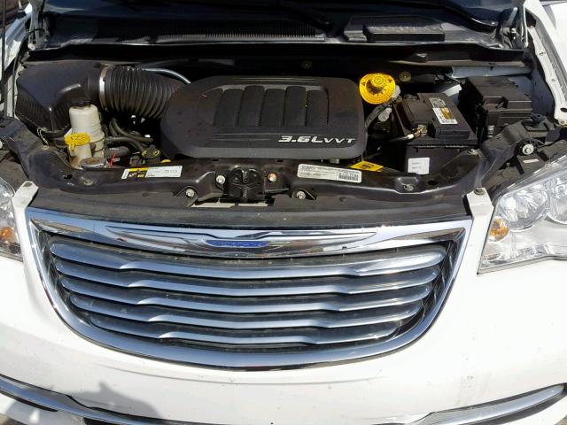 Photo 7 from auction – 2015 CHRYSLER TOWN & COU with VIN 2C4RC1BG5FR552686