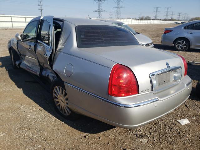 Photo 3 from auction – 2004 LINCOLN TOWN CAR U with VIN 1LNHM83W64Y657281