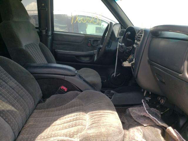 Photo 5 from auction – 2001 CHEVROLET BLAZER with VIN 1GNCT18W81K110553