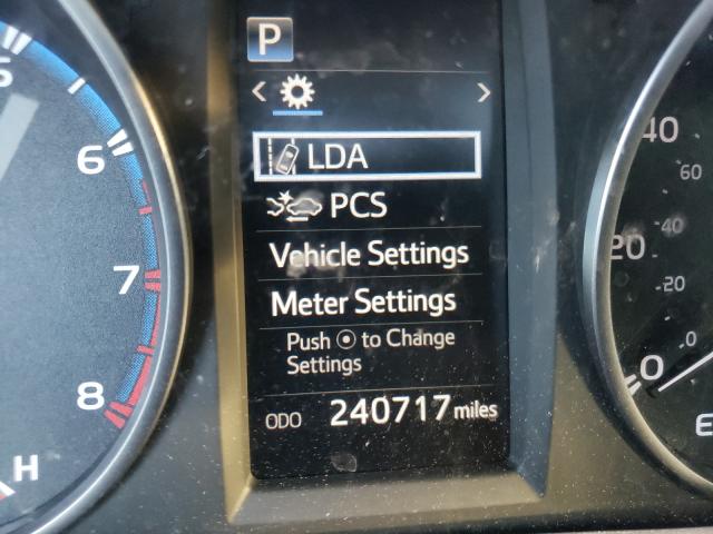 Photo 8 from auction – 2017 TOYOTA RAV4 XLE with VIN JTMRFREV1HD204874