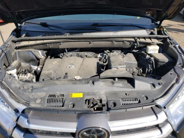 TOYOTA HIGHLANDER 2018 with VIN 5TDBZRFH0JS898520 - Photo from auction