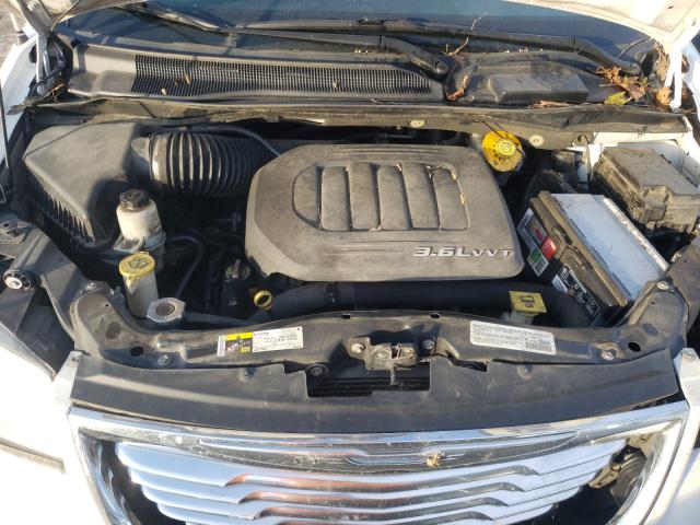 Photo 7 from auction – 2014 CHRYSLER TOWN & COU with VIN 2C4RC1BGXER444675