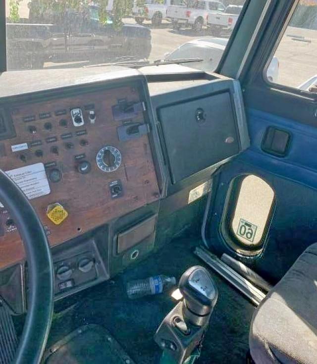 Photo 5 from auction – 1998 PETERBILT 385 with VIN 1NPGL99XXWN465769