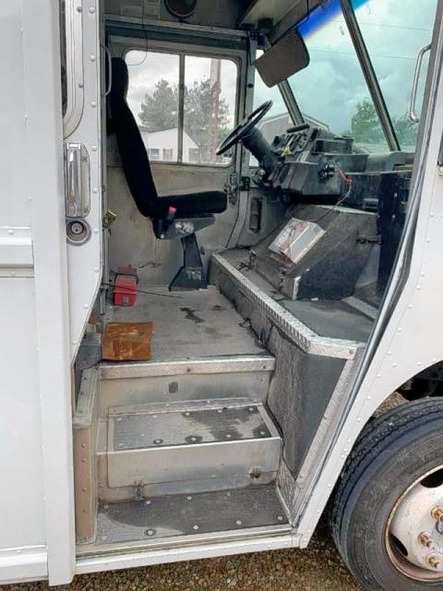 Photo 5 from auction – 1998 FREIGHTLINER CHASSIS M with VIN 4UZA4FF49WC897666