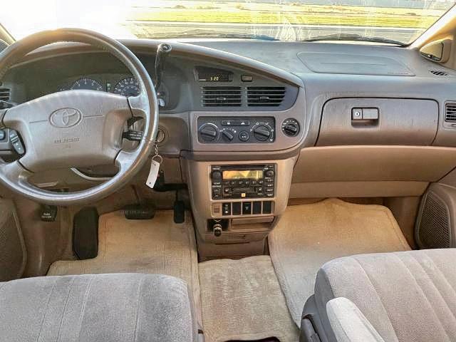 Photo 9 from auction – 2002 TOYOTA SIENNA LE with VIN 4T3ZF13C42U462948