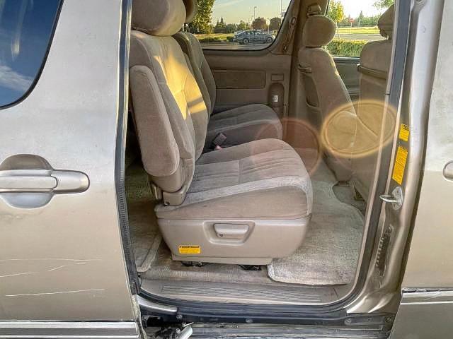 Photo 6 from auction – 2002 TOYOTA SIENNA LE with VIN 4T3ZF13C42U462948