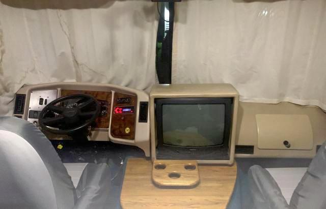 Photo 9 from auction – 2000 WORKHORSE CUSTOM CHASSIS MOTORHOME with VIN 5B4LP37J2Y3319392