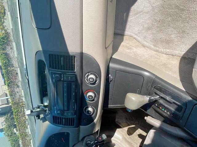 Photo 9 from auction – 2005 TOYOTA CAMRY LE with VIN JTDBE32K353023885
