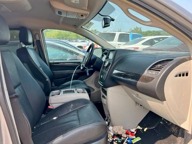 Photo 5 from auction – 2016 CHRYSLER TOWN & COU with VIN 2C4RC1BG5GR240515