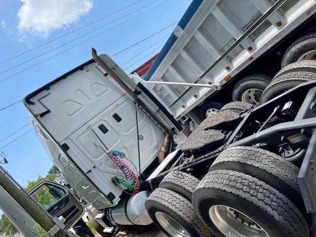 Photo 3 from auction – 2014 FREIGHTLINER CASCADIA 1 with VIN 3AKJGLDR9ESFK9759