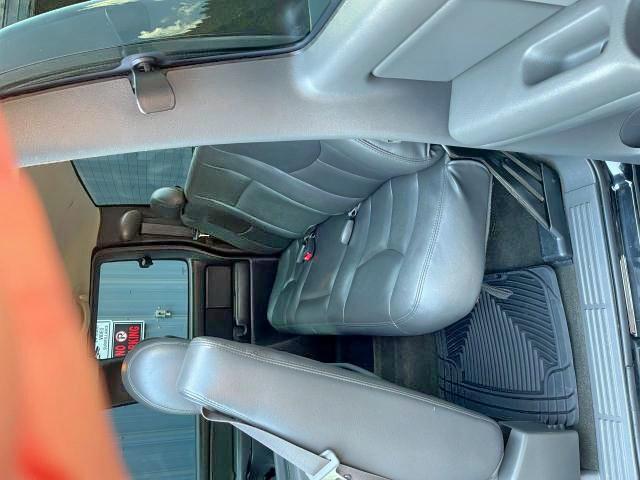 Photo 6 from auction – 2004 CHEVROLET SILVERADO with VIN 2GCEK19N641359609