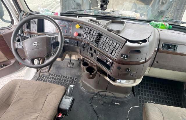 Photo 9 from auction – 2015 VOLVO VN VNL with VIN 4V4NC9EH8FN179310