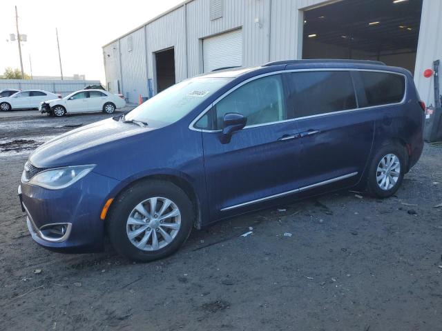CHRYSLER PACIFICA T 2017 with VIN 2C4RC1BGXHR524529 - Photo from auction