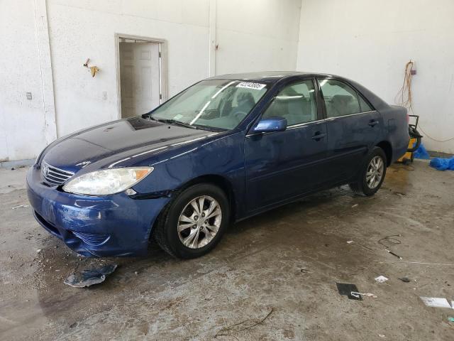 TOYOTA CAMRY LE 2005 with VIN 4T1BF30K55U099677 - Photo from auction