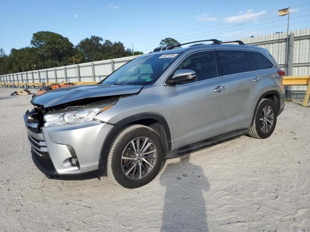 TOYOTA HIGHLANDER 2017 with VIN 5TDKZRFHXHS522899 - Photo from auction