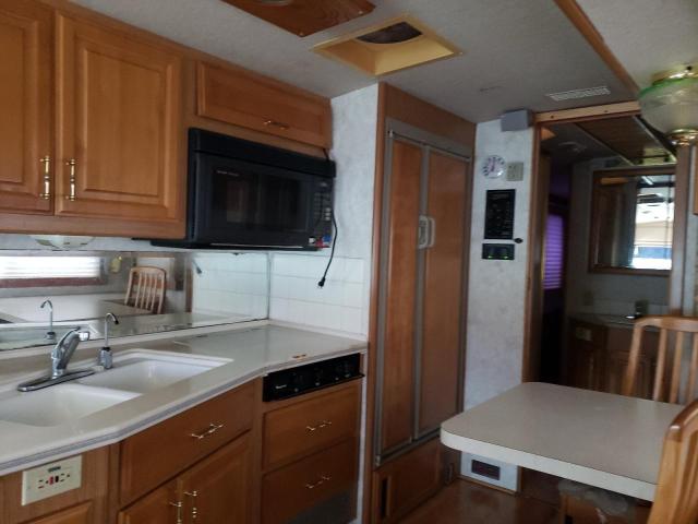 Photo 10 from auction – 1999 DISC MOTORHOME with VIN 4UZ6XFBC0WCA87808