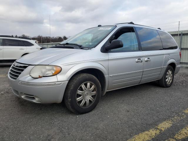 CHRYSLER TOWN & COU 2005 with VIN 2C8GP54L35R512097 - Photo from auction