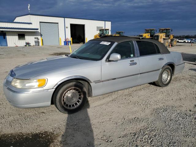 LINCOLN TOWN CAR E 2001 with VIN 1LNHM81W71Y695150 - Photo from auction