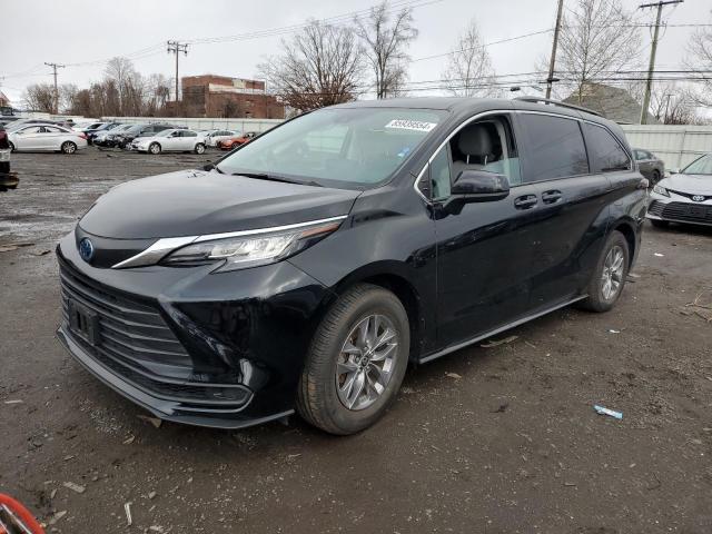 TOYOTA SIENNA LE 2022 with VIN 5TDKRKEC8NS076941 - Photo from auction