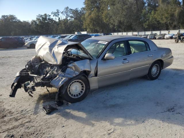 LINCOLN TOWN CAR E 2001 with VIN 1LNHM81W61Y686505 - Photo from auction