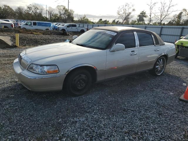 LINCOLN TOWN CAR E 2004 with VIN 1LNHM81W44Y660313 - Photo from auction