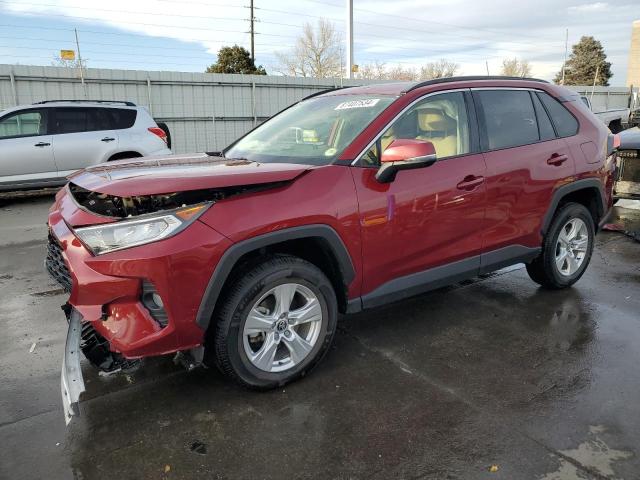 TOYOTA RAV4 XLE 2021 مع رقم تعريف المركبة JTMP1RFV2MD077826 - صورة من المزاد