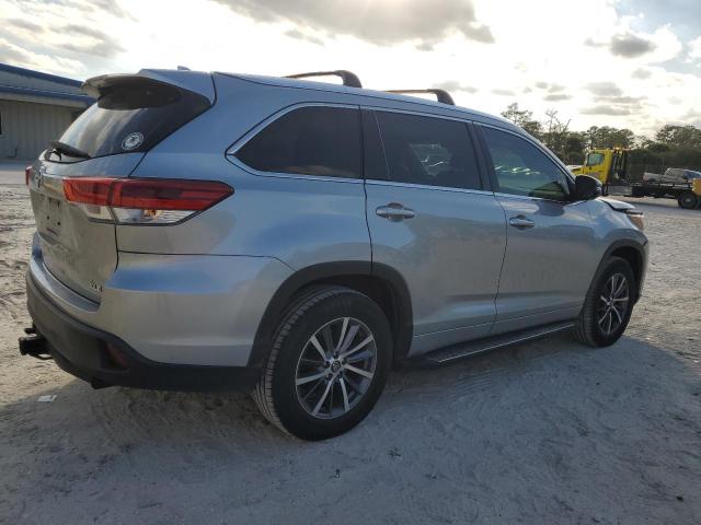 Photo 3 from auction – 2017 TOYOTA HIGHLANDER with VIN 5TDKZRFHXHS522899