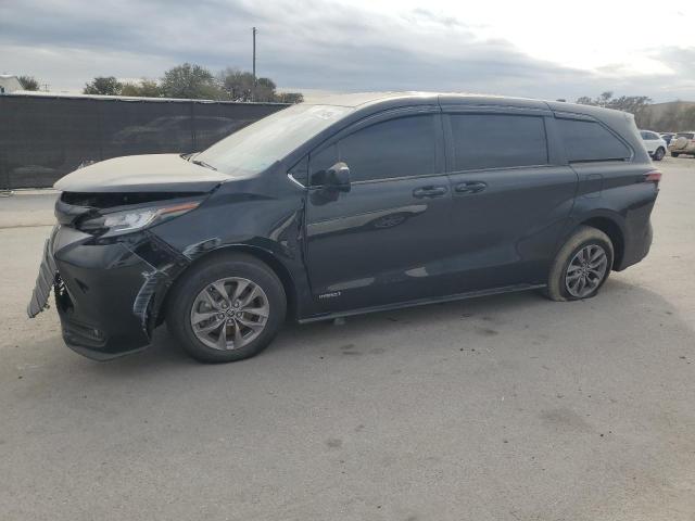 TOYOTA SIENNA LE 2021 with VIN 5TDKRKEC1MS047795 - Photo from auction