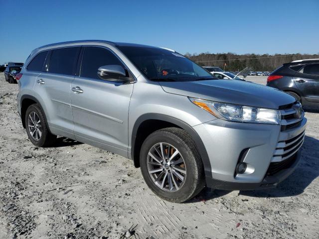 Photo 4 from auction – 2018 TOYOTA HIGHLANDER with VIN 5TDJZRFH2JS817576